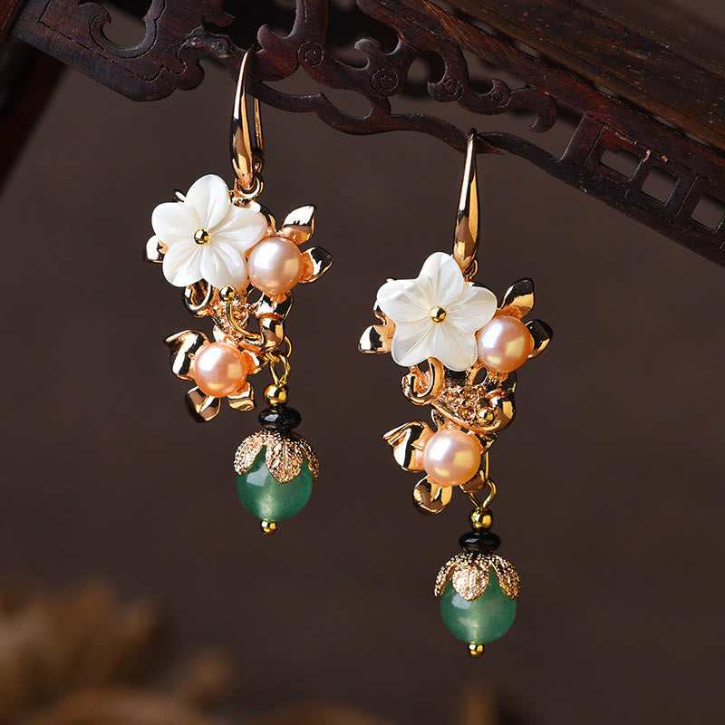 Pendientes colgantes con cuentas de aventurina verde, perla y flor de piedra Tridacna chapada en oro de 14 quilates con Buddha Stones