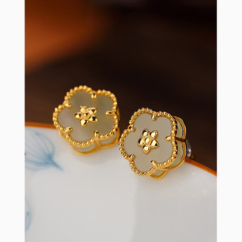 Pendientes de tuerca de la suerte con flor de ciruelo de jade hetiano de plata de ley 925 con Buddha Stones