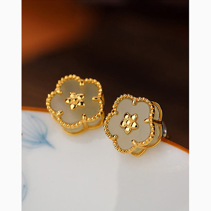 Pendientes de tuerca de la suerte con flor de ciruelo de jade hetiano de plata de ley 925 con Buddha Stones