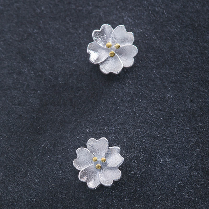 Pendientes de tuerca con diseño floral de flores de cerezo en plata de ley 925 de Buddha Stones