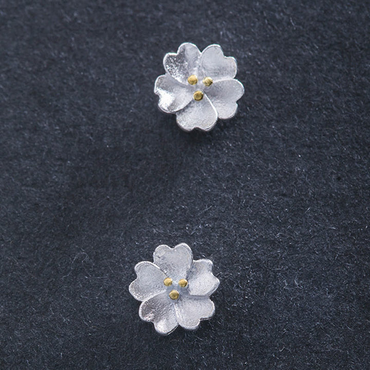 Pendientes de tuerca con diseño floral de flores de cerezo en plata de ley 925 de Buddha Stones