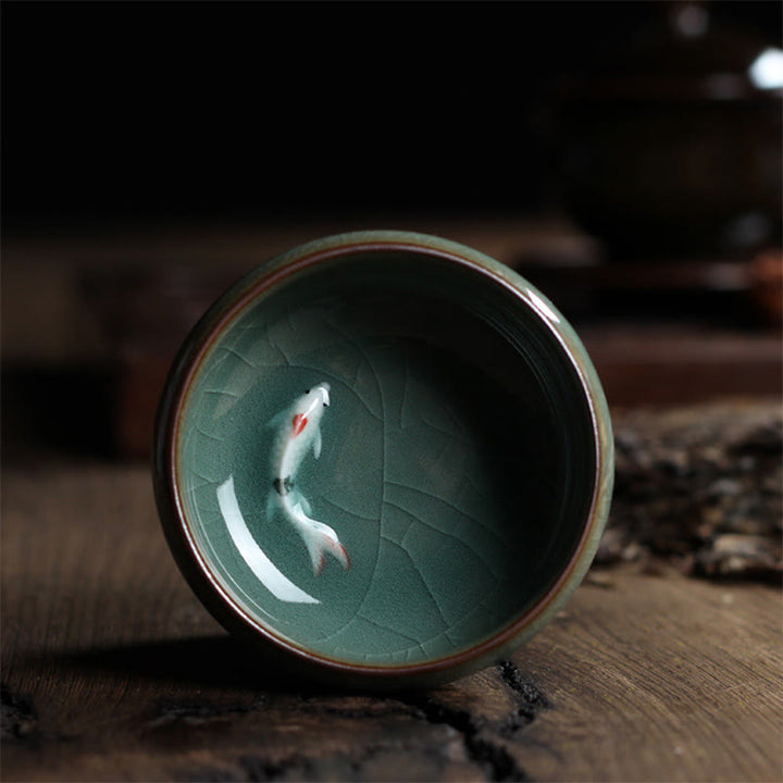 Taza de té de cerámica con forma de pez koi de colores y Buddha Stones