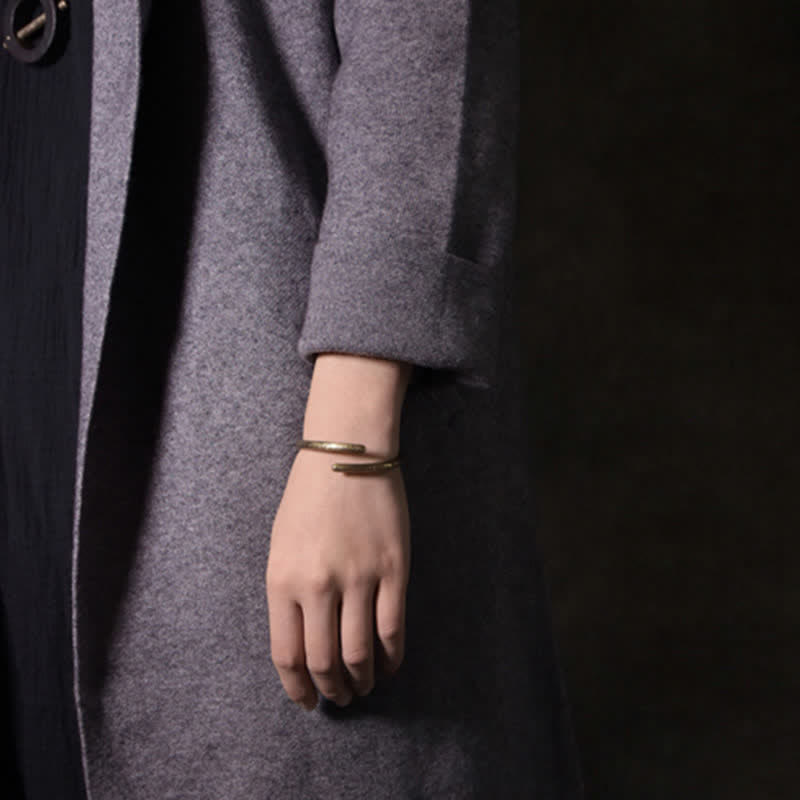 Brazalete ajustable con equilibrio de cobre y diseño rústico de Buddha Stones