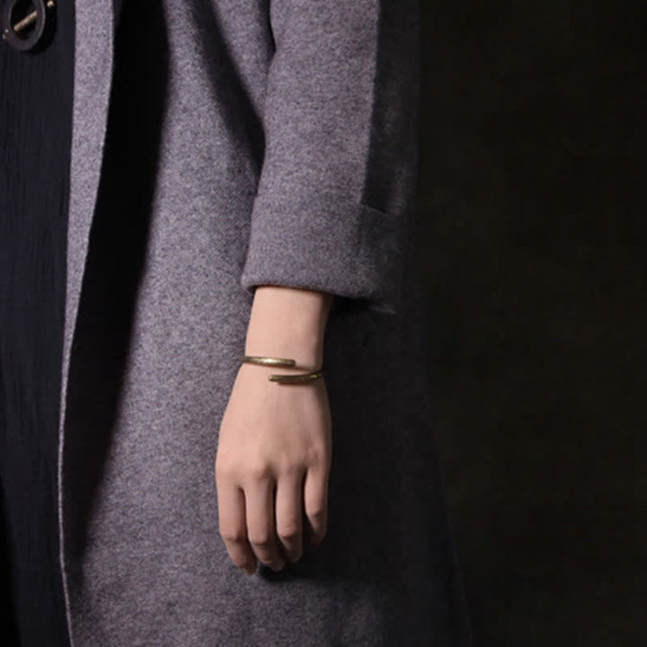 Brazalete ajustable con equilibrio de cobre y diseño rústico de Buddha Stones