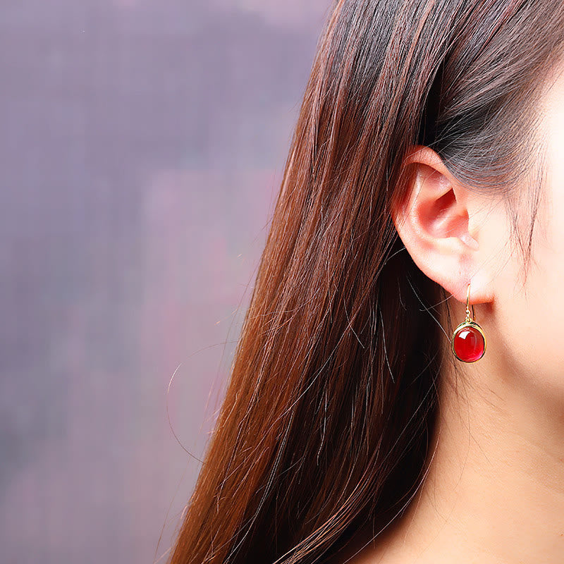 Pendientes colgantes con forma de gancho de confianza de corindón rojo redondo con Buddha Stones