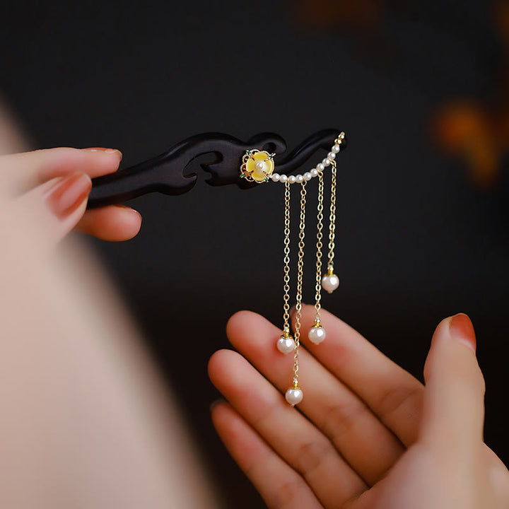 Horquilla con borlas de perlas y flores amarillas de madera de ébano con Buddha Stones