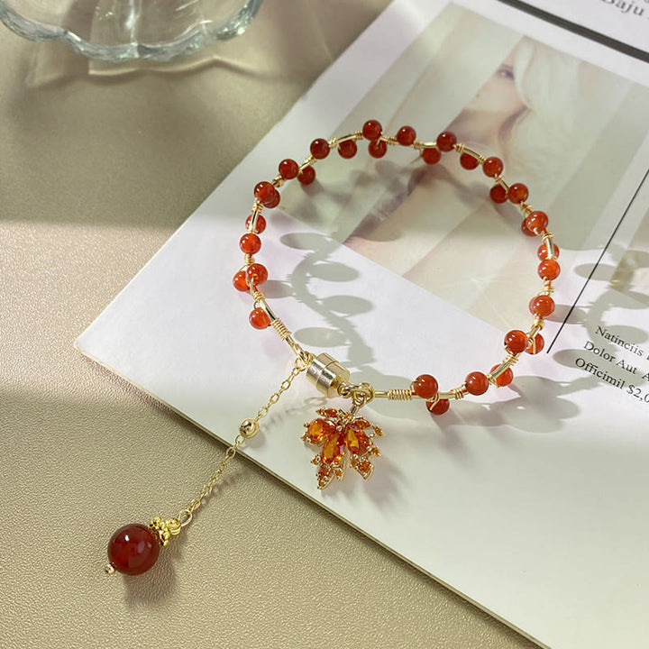 Pulsera con amuleto de la suerte de hoja de arce roja con Buddha Stones
