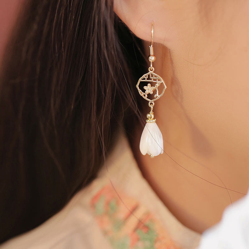 Pendientes colgantes con bendición de flores de magnolia, piedra Tridacna de cobre chapado en oro de 14 quilates con Buddha Stones