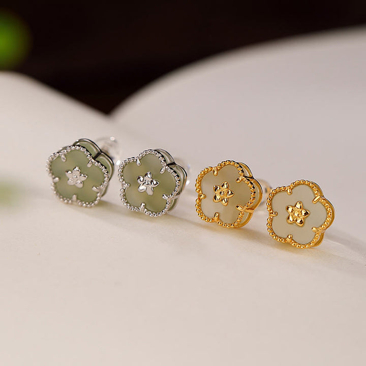 Pendientes de tuerca de la suerte con flor de ciruelo de jade hetiano de plata de ley 925 con Buddha Stones