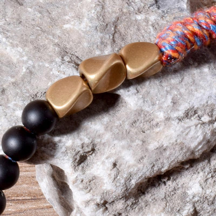 Pulsera con borlas de ónix negro tibetano hecha a mano con Buddha Stones