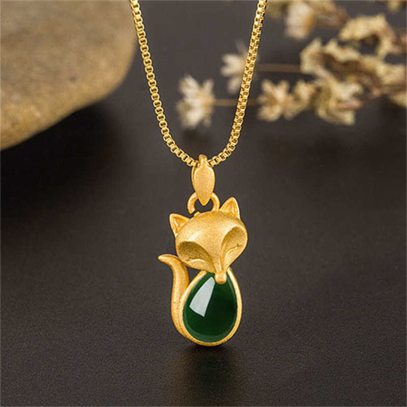 Colgante de collar con diseño de zorro de calcedonia verde con Buddha Stones