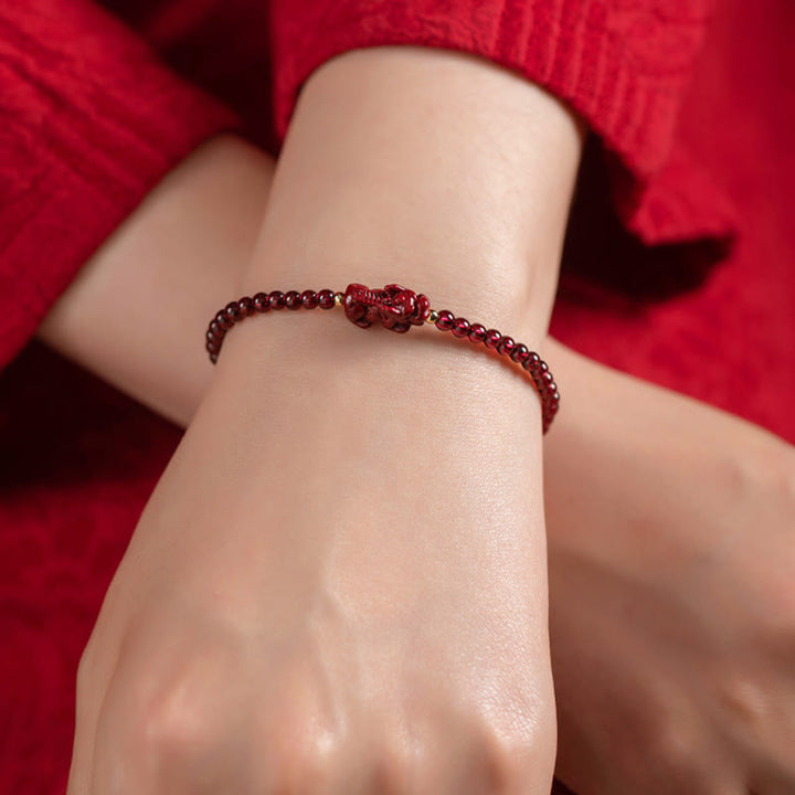 Pulsera de hilo con Buddha Stones Granate cinabrio PiXiu Blessing Calm