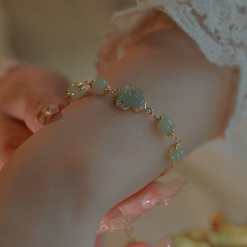 Pulsera de cadena de la suerte con flor de rosa de jade hetiano chapada en oro de 14 quilates con Buddha Stones
