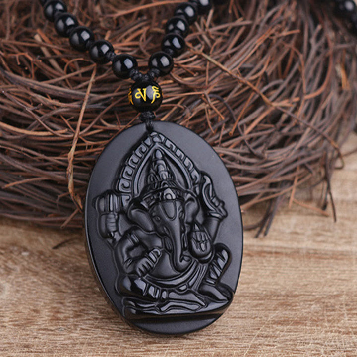 Collar con amuleto de riqueza de elefante Ganesh Ganpati de obsidiana tibetana con Buddha Stones