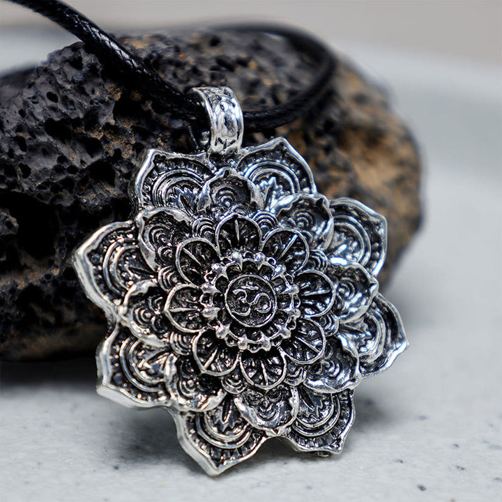 Colgante de collar con bendición de loto tibetano con Buddha Stones