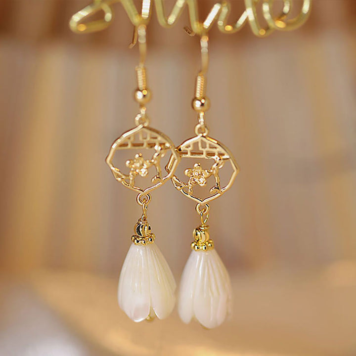 Pendientes colgantes con bendición de flores de magnolia, piedra Tridacna de cobre chapado en oro de 14 quilates con Buddha Stones