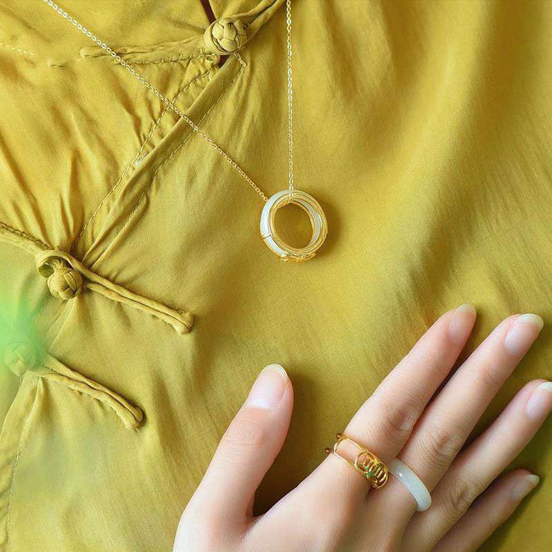 Collar con anillo de la suerte de jade blanco con Buddha Stones