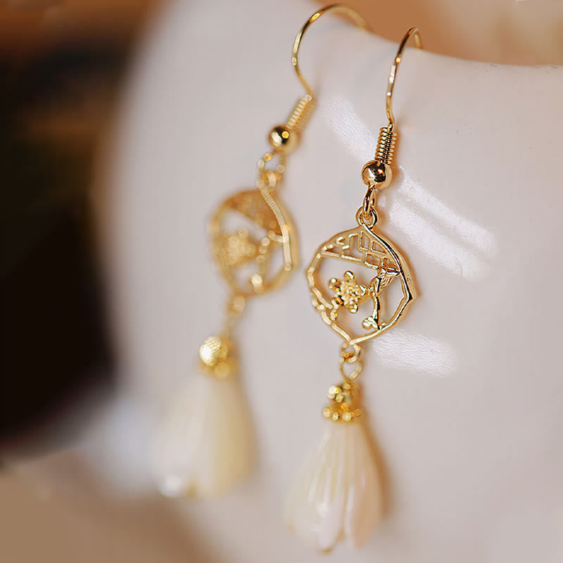 Pendientes colgantes con bendición de flores de magnolia, piedra Tridacna de cobre chapado en oro de 14 quilates con Buddha Stones
