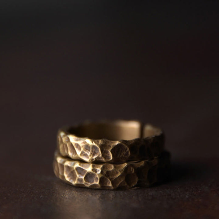 Anillo de la suerte de latón y cobre con diseño de textura tibetana