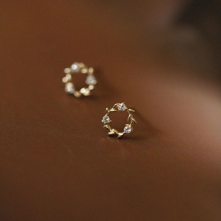 Pendientes de flor de bendición con forma de corona pequeña de plata de ley 925 con Buddha Stones