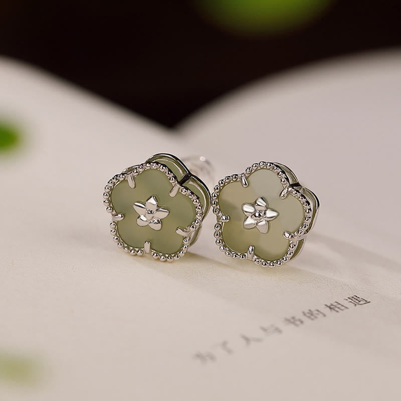 Pendientes de tuerca de la suerte con flor de ciruelo de jade hetiano de plata de ley 925 con Buddha Stones