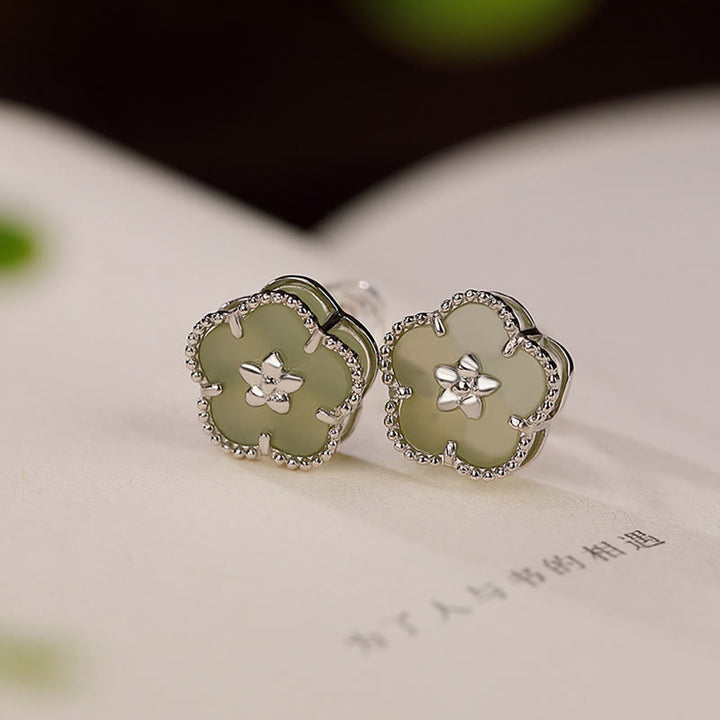 Pendientes de tuerca de la suerte con flor de ciruelo de jade hetiano de plata de ley 925 con Buddha Stones