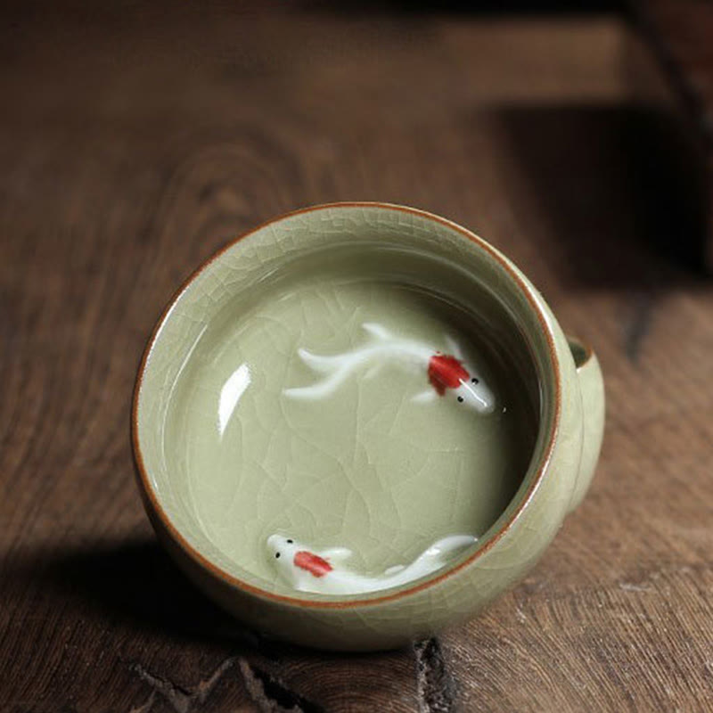 Taza de té de cerámica con forma de pez koi de colores y Buddha Stones