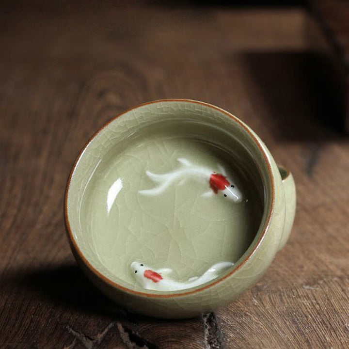 Taza de té de cerámica con forma de pez koi de colores y Buddha Stones