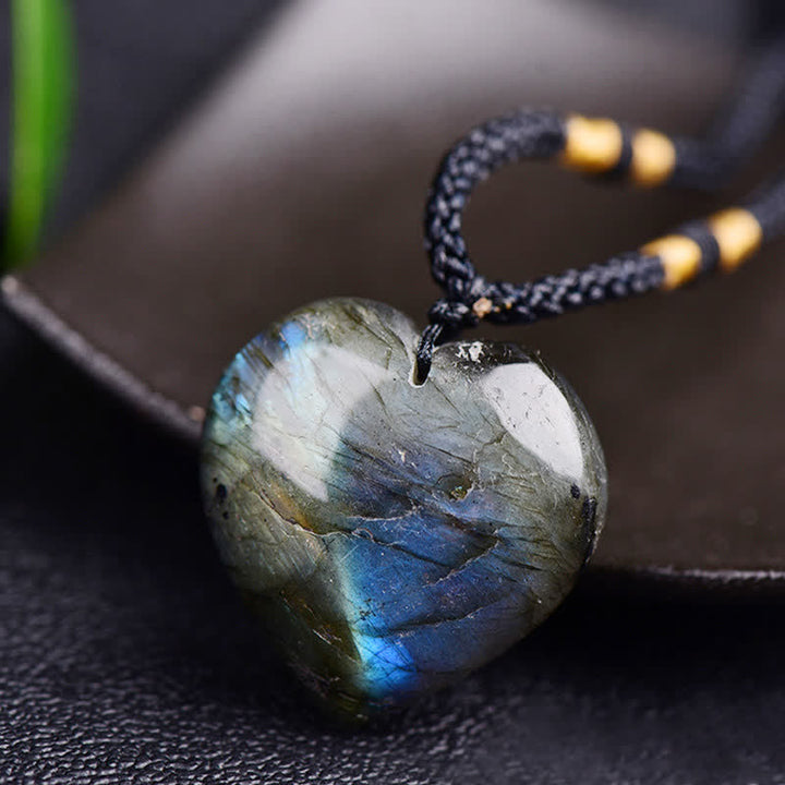 Colgante de collar con soporte de corazón de amor de labradorita de Buddha Stones