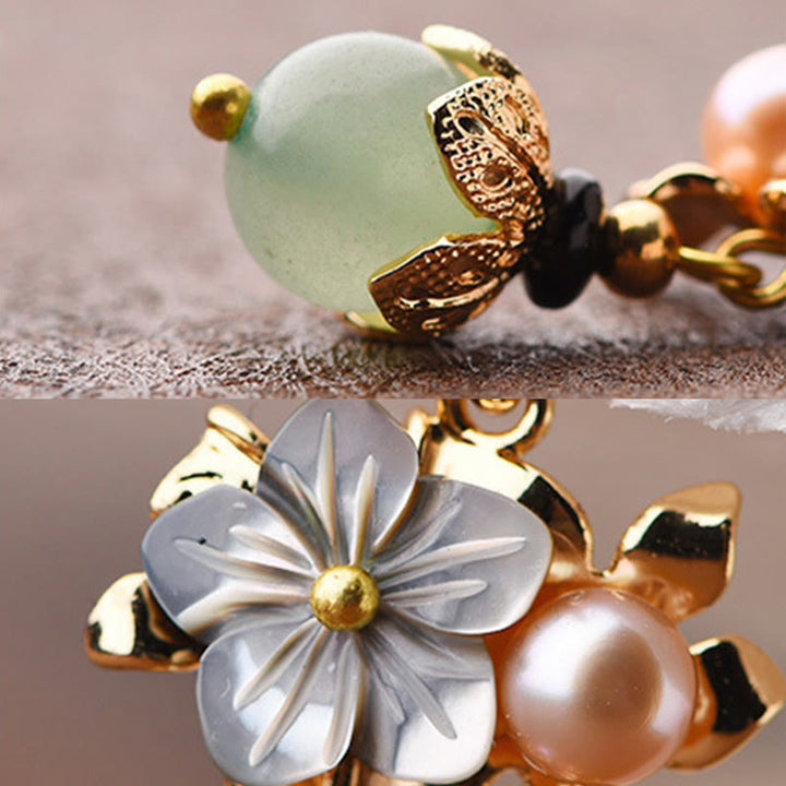 Pendientes colgantes con cuentas de aventurina verde, perla y flor de piedra Tridacna chapada en oro de 14 quilates con Buddha Stones