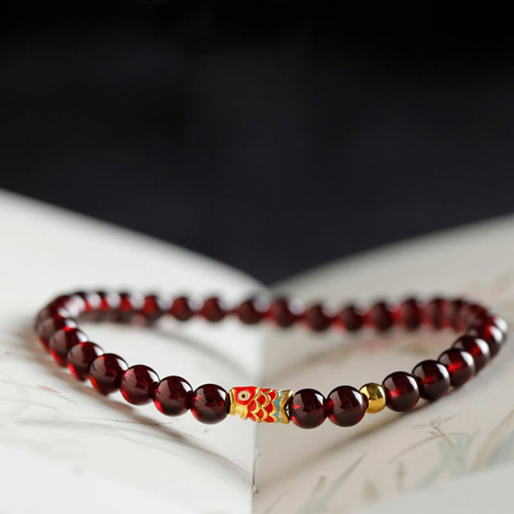 Pulsera de protección con granate natural y pez Koi de oro 999 de Buddha Stones - image 1