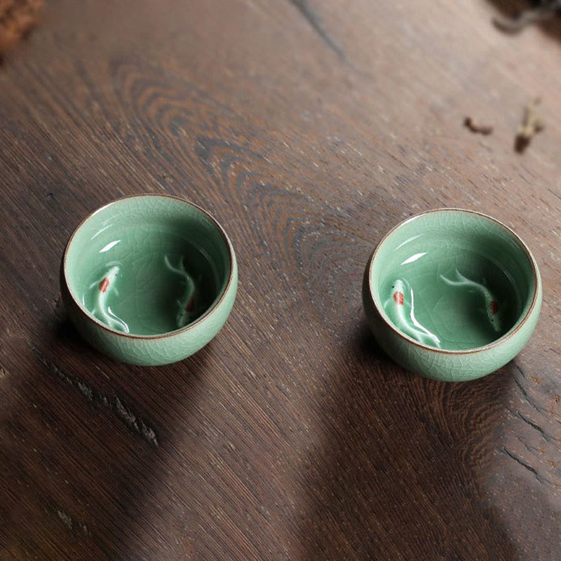 Taza de té de cerámica con forma de pez koi de colores y Buddha Stones
