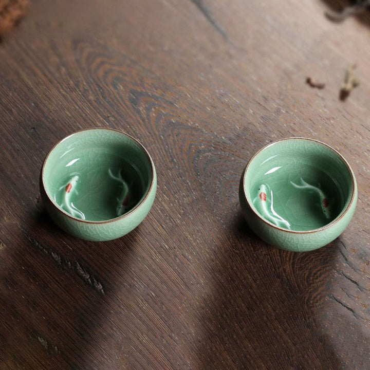 Taza de té de cerámica con forma de pez koi de colores y Buddha Stones