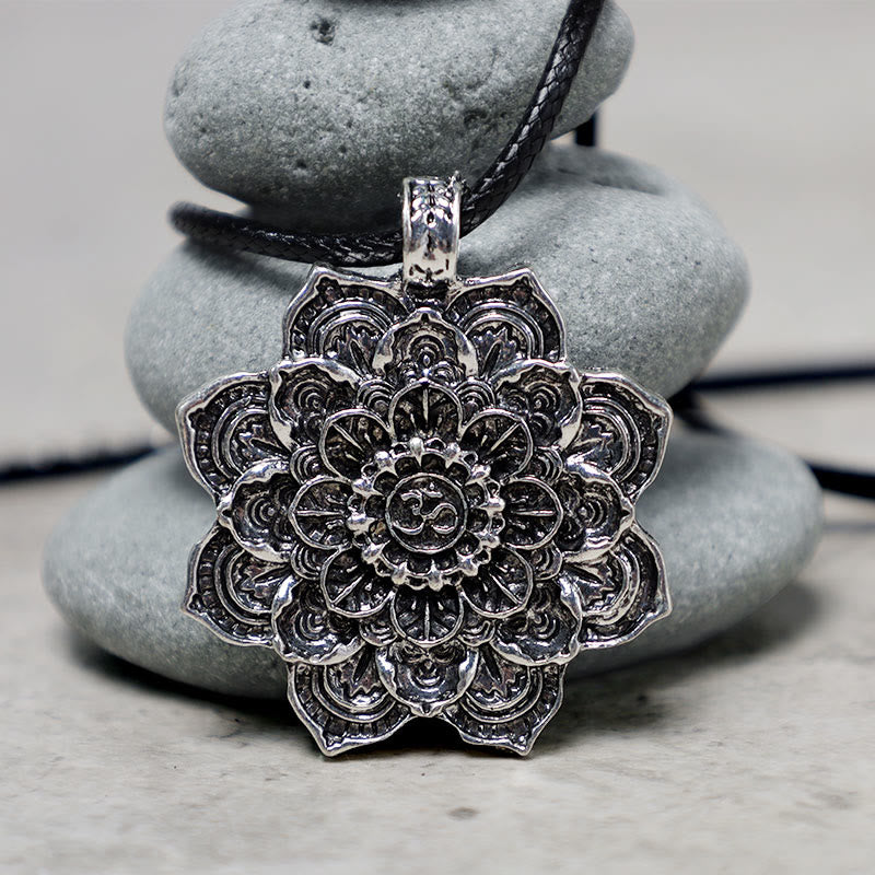 Colgante de collar con bendición de loto tibetano con Buddha Stones