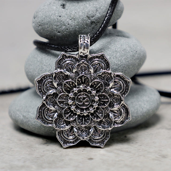 Colgante de collar con bendición de loto tibetano con Buddha Stones