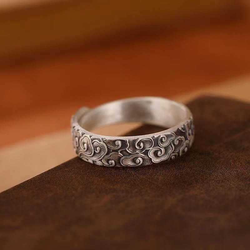 Anillo de la suerte con patrón de nubes auspiciosas vintage de Buddha Stones