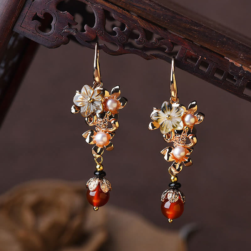 Pendientes colgantes con cuentas de aventurina verde, perla y flor de piedra Tridacna chapada en oro de 14 quilates con Buddha Stones