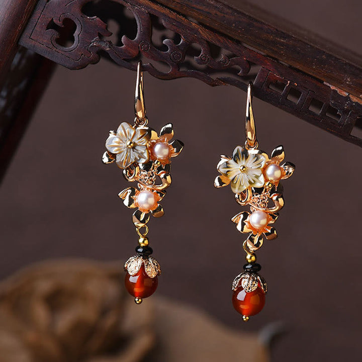 Pendientes colgantes con cuentas de aventurina verde, perla y flor de piedra Tridacna chapada en oro de 14 quilates con Buddha Stones