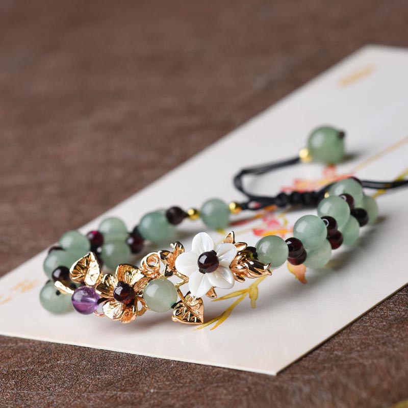 Pulsera de la suerte con pétalos de flores y cuentas de granate y aventurina verde con Buddha Stones