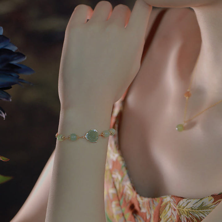 Pulsera de cadena de la suerte con flor de rosa de jade hetiano chapada en oro de 14 quilates con Buddha Stones