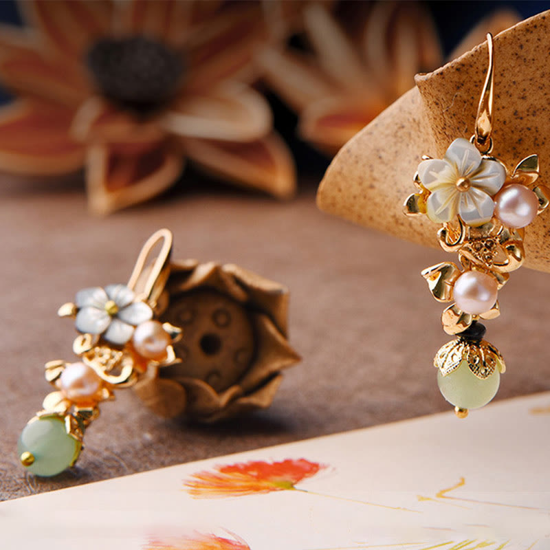 Pendientes colgantes con cuentas de aventurina verde, perla y flor de piedra Tridacna chapada en oro de 14 quilates con Buddha Stones