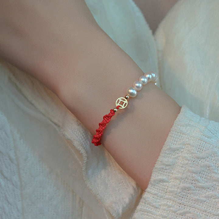 Pulsera de hilo rojo trenzada con protección de la suerte y perlas chapadas en oro de 14 quilates