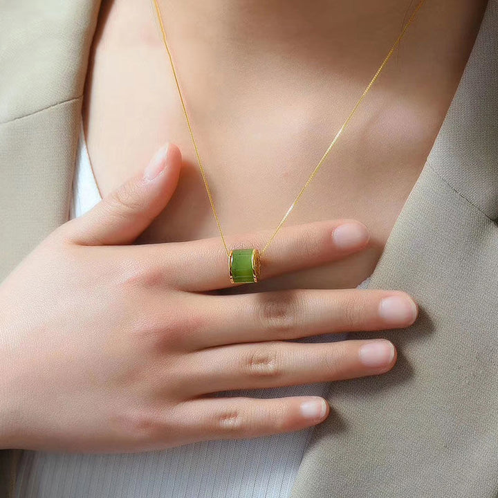 Colgante de collar de suerte de jade cian redondo con Buddha Stones