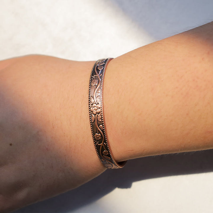 Brazalete ajustable de cobre magnético floral con Buddha Stones