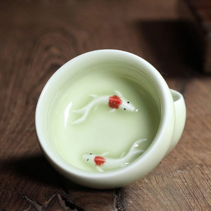 Taza de té de cerámica con forma de pez koi de colores y Buddha Stones